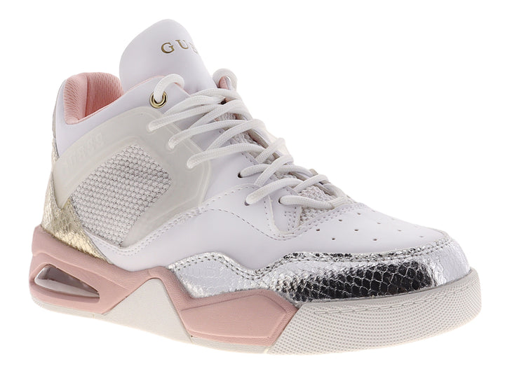 Tenis Guess blancos con detalles plateados brillantes y suela en tono rosa pálido.