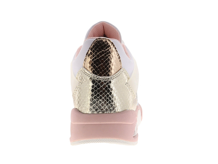 Tenis Guess blancos con detalles plateados brillantes y suela en tono rosa pálido.