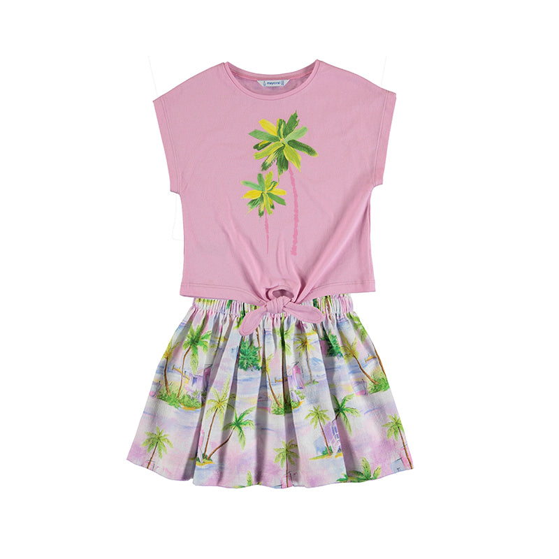 Conjunto de ropa color malva con camiseta y falda estampadas con palmeras tropicales.