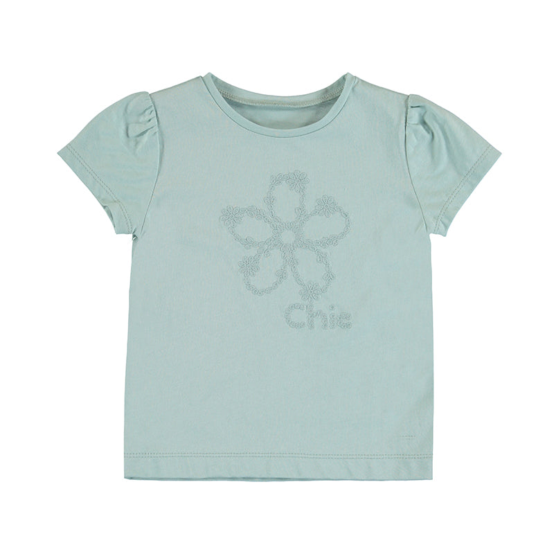 Camiseta color jade para niña con detalle bordado en el pecho y mangas cortas.