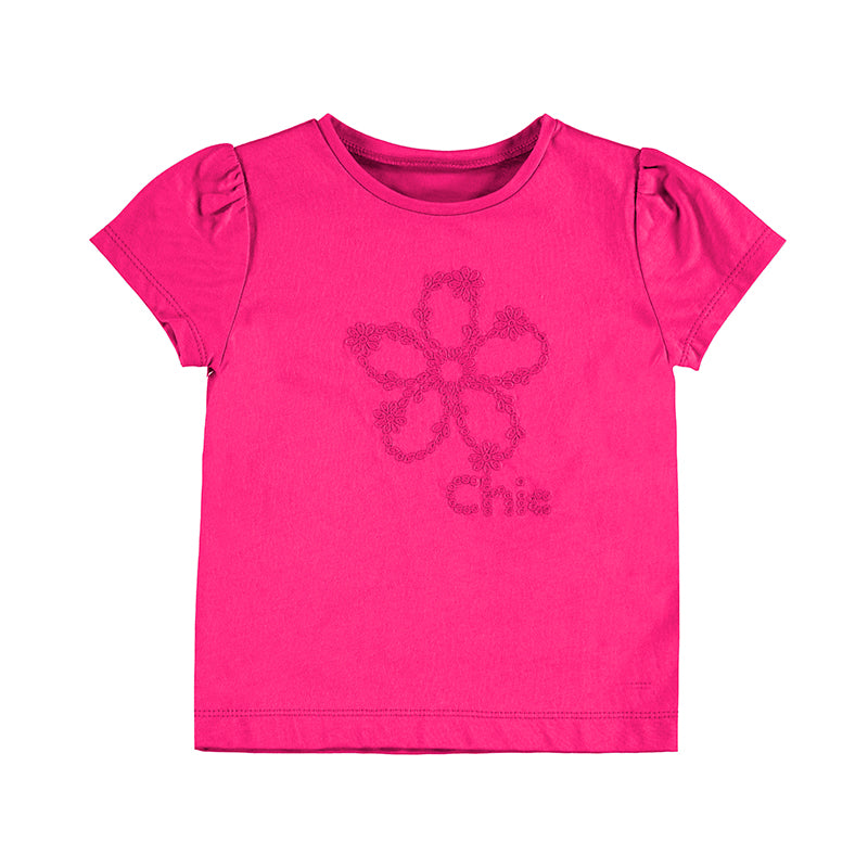 Camiseta color magenta para niña con detalle floral bordado en el centro.