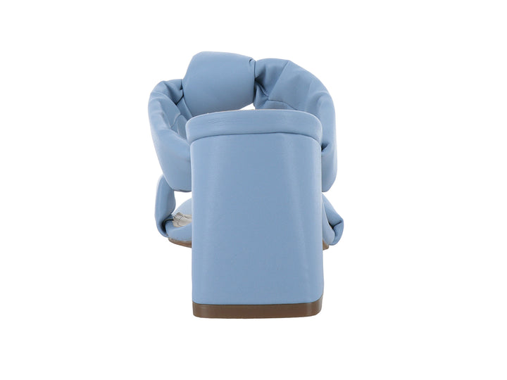 Sandalia color celeste para mujer con tacón cuadrado y detalle de nudo en la parte superior.