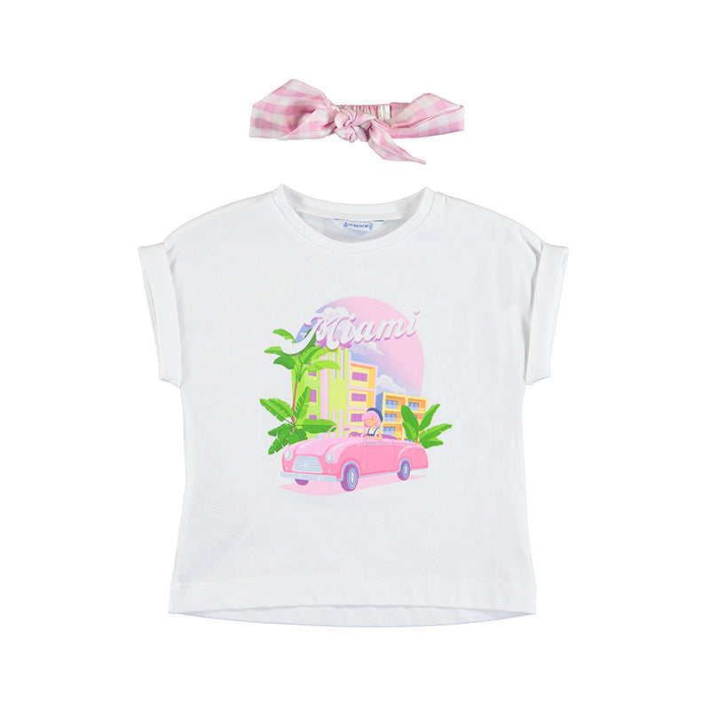 Camiseta blanca infantil con estampado de Miami y coche rosa, acompañada de una diadema a cuadros rosa y blanco.