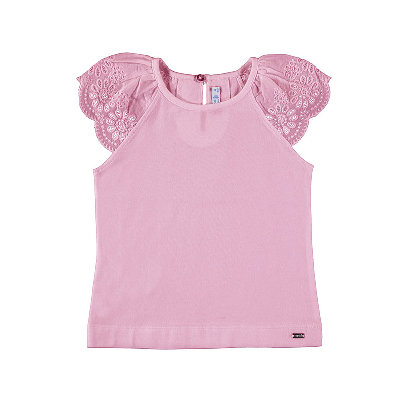 Camiseta color malva para niña con mangas cortas con volantes y detalles bordados.