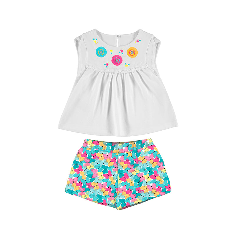 Conjunto para niña con blusa blanca bordada y short estampado en color turquesa y multicolor.