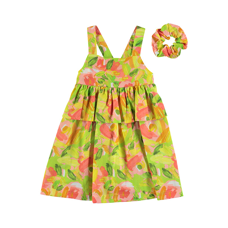 Vestido corto para niña con estampado abstracto en colores coral y verde lima, incluye coletero a juego.