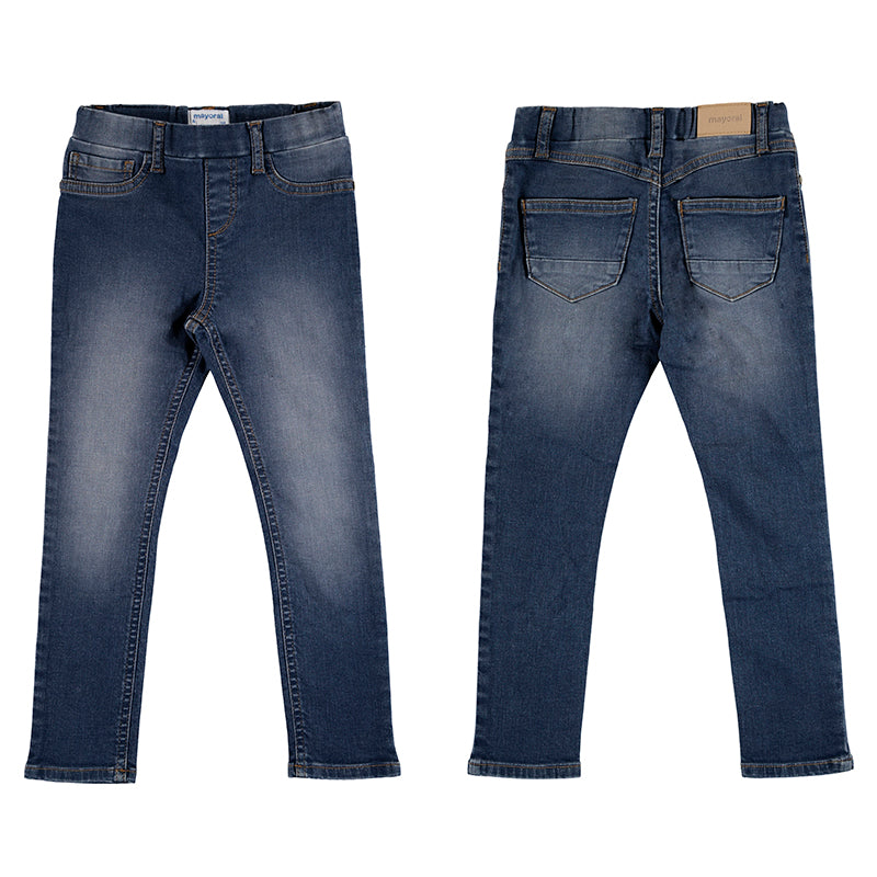 Vista frontal y trasera de un pantalón tejano básico en color azul oscuro para niño.