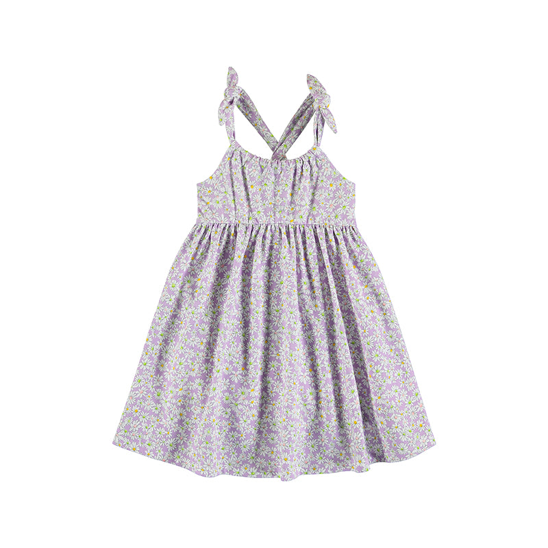 Vestido lila con estampado floral blanco y tirantes anudados en los hombros.
