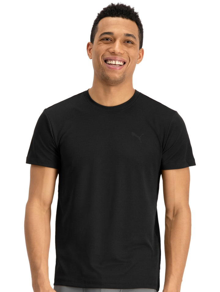 Hombre vistiendo una camiseta negra de manga corta marca PUMA con cuello redondo.