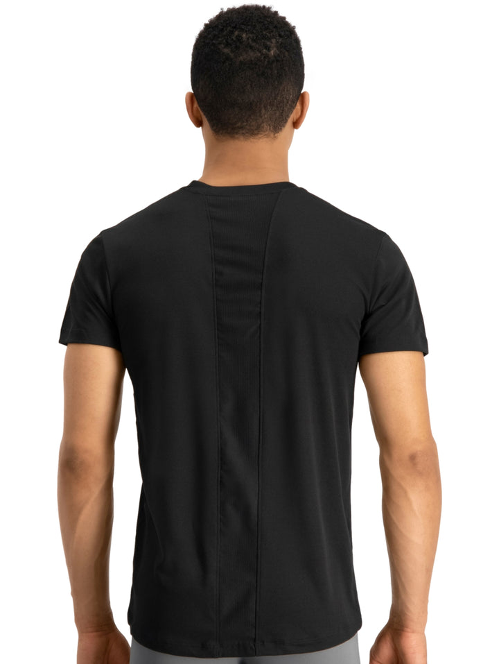 Hombre vistiendo una camiseta negra de manga corta marca PUMA con cuello redondo.
