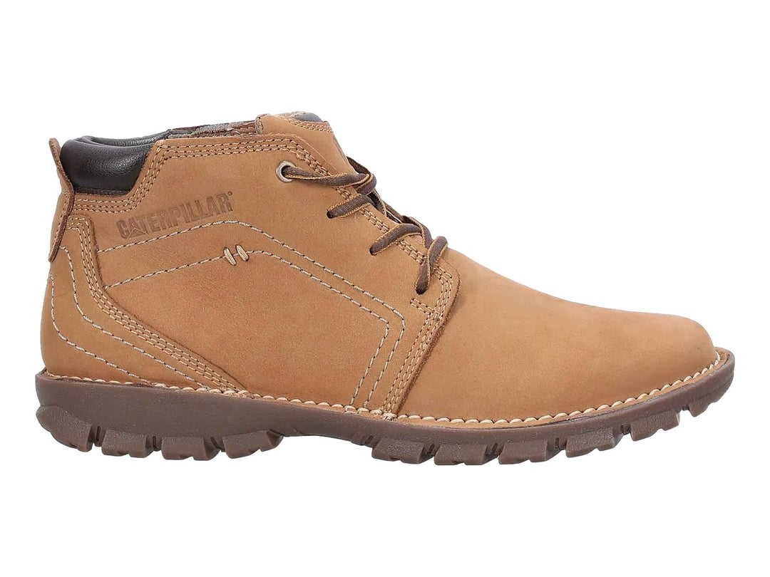 Bota de cuero color chestnut con suela marrón oscuro y cordones, marca Caterpillar.