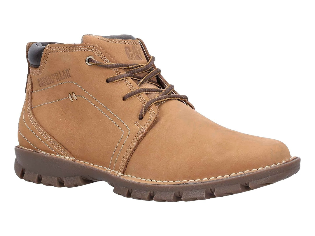 Bota de cuero color chestnut con suela marrón oscuro y cordones, marca Caterpillar.