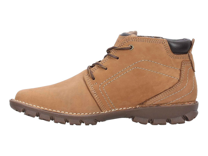 Bota de cuero color chestnut con suela marrón oscuro y cordones, marca Caterpillar.