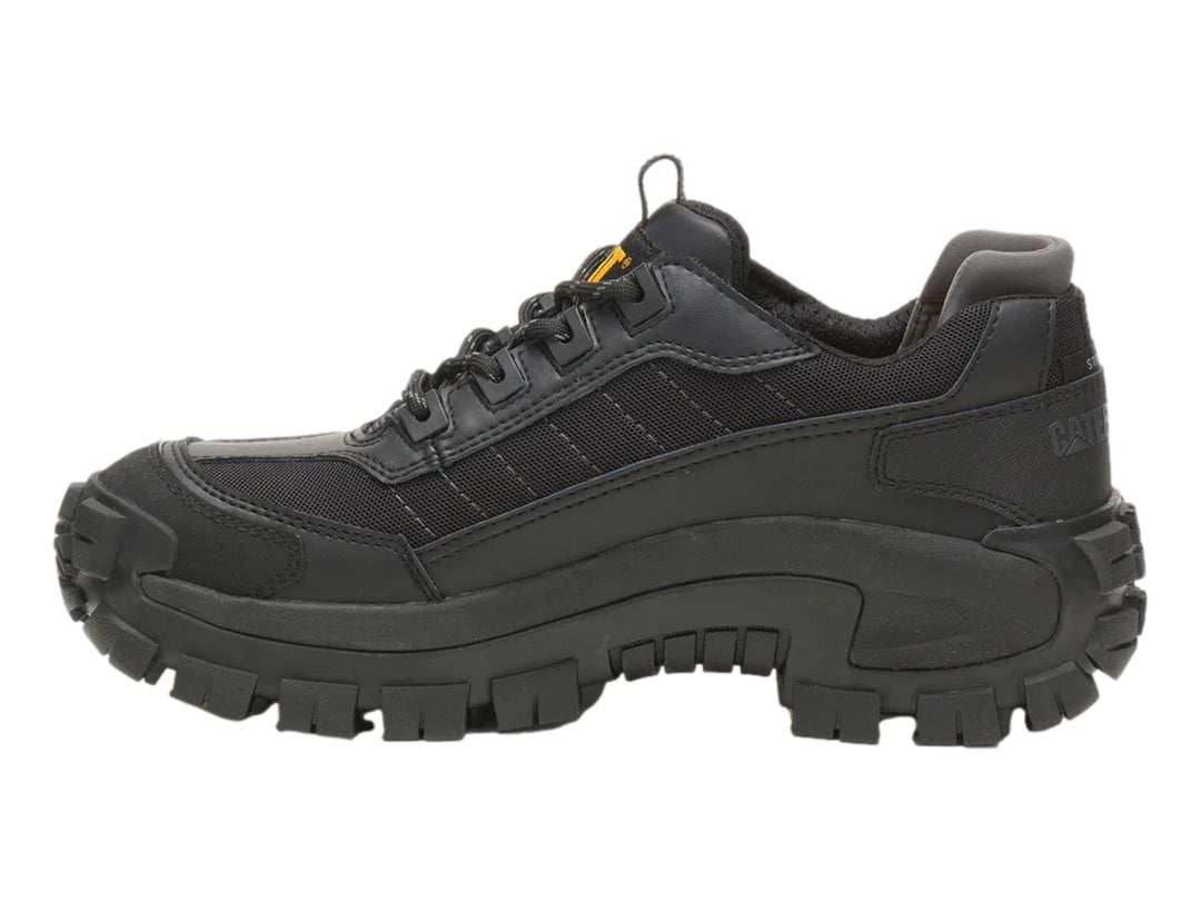 Zapato deportivo Caterpillar color negro con suela gruesa y robusta.