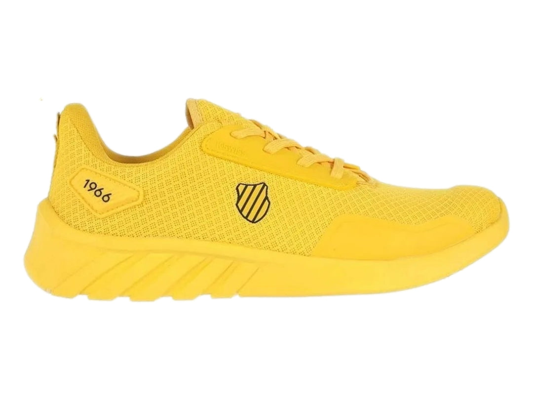 Tenis deportivos K-Swiss de color amarillo con suela gruesa y tejido transpirable.
