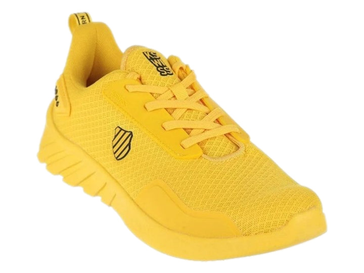 Tenis deportivos K-Swiss de color amarillo con suela gruesa y tejido transpirable.