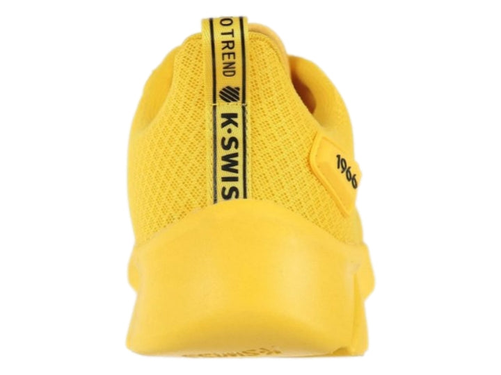 Tenis deportivos K-Swiss de color amarillo con suela gruesa y tejido transpirable.