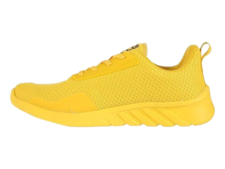 Tenis deportivos K-Swiss de color amarillo con suela gruesa y tejido transpirable.