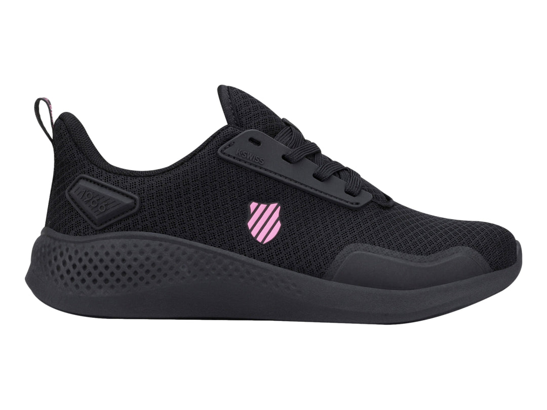Tenis deportivos K-Swiss color negro con suela texturizada y logotipo rosa en el lateral.