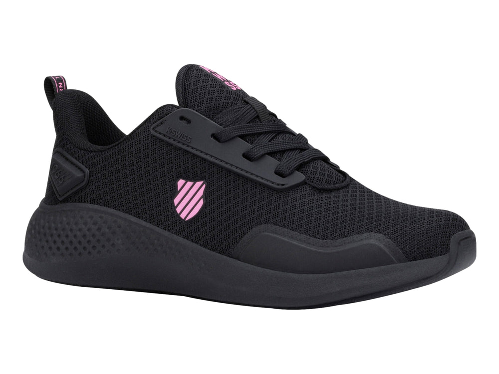 Tenis deportivos K-Swiss color negro con suela texturizada y logotipo rosa en el lateral.