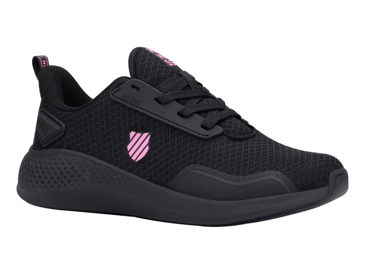 Tenis deportivos K-Swiss color negro con suela texturizada y logotipo rosa en el lateral.