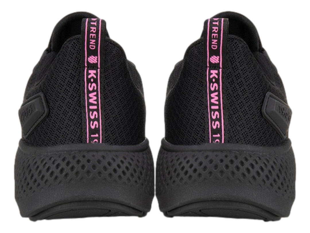 Tenis deportivos K-Swiss color negro con suela texturizada y logotipo rosa en el lateral.