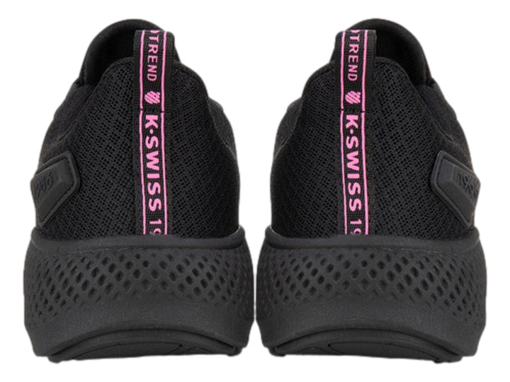 Tenis deportivos K-Swiss color negro con suela texturizada y logotipo rosa en el lateral.