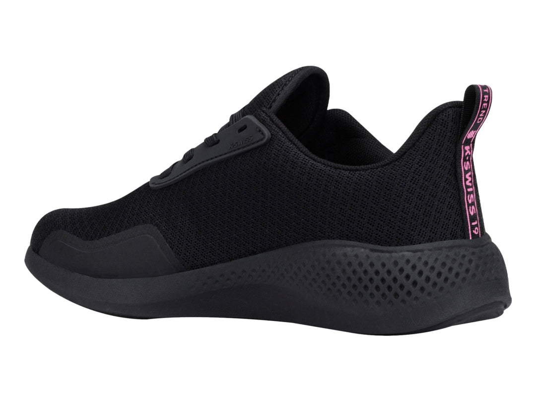 Tenis deportivos K-Swiss color negro con suela texturizada y logotipo rosa en el lateral.