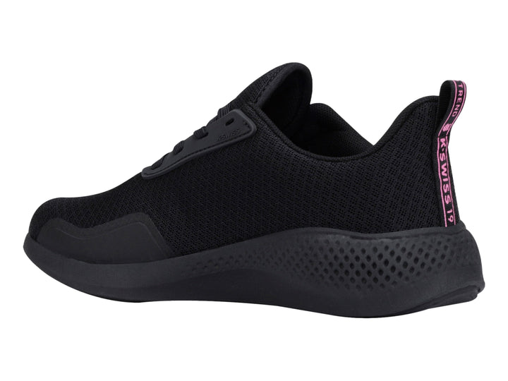 Tenis deportivos K-Swiss color negro con suela texturizada y logotipo rosa en el lateral.