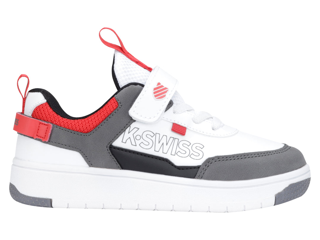 Tenis deportivos K-Swiss para niño en colores blanco y gris con detalles en rojo y cierre de velcro.