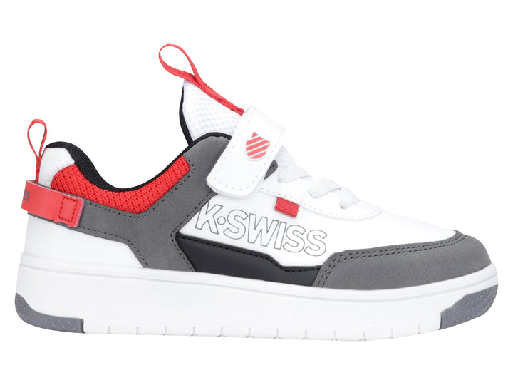 Tenis deportivos K-Swiss para niño en colores blanco y gris con detalles en rojo y cierre de velcro.
