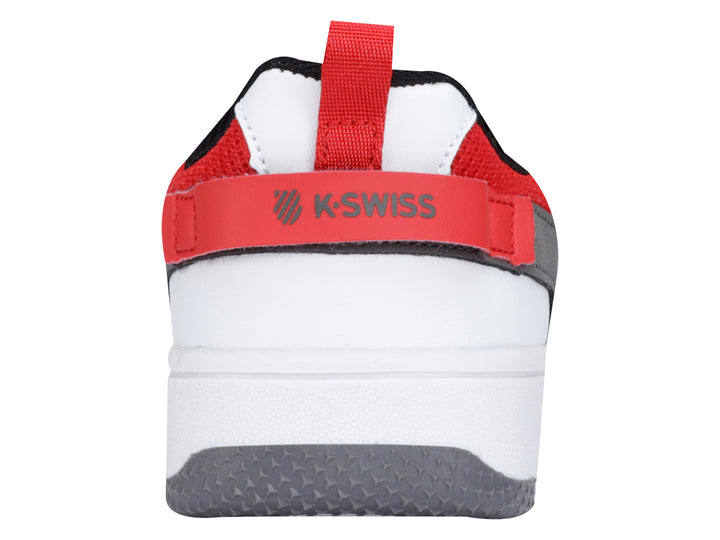 Tenis deportivos K-Swiss para niño en colores blanco y gris con detalles en rojo y cierre de velcro.