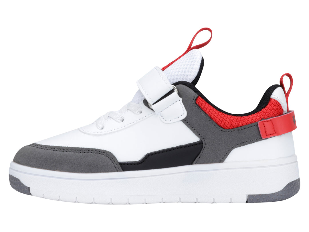 Tenis deportivos K-Swiss para niño en colores blanco y gris con detalles en rojo y cierre de velcro.