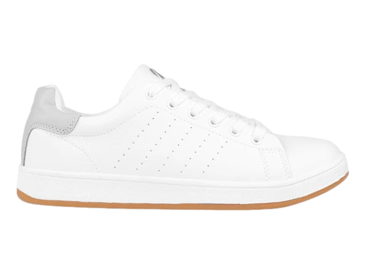 Tenis K-Swiss color blanco con detalle gris en el talón y suela de goma color café.