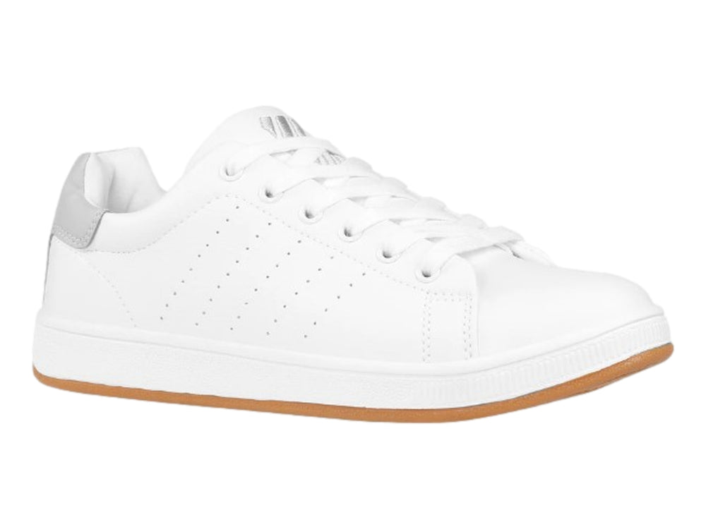 Tenis K-Swiss color blanco con detalle gris en el talón y suela de goma color café.