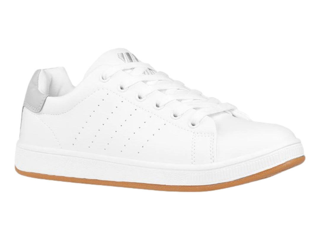 Tenis K-Swiss color blanco con detalle gris en el talón y suela de goma color café.