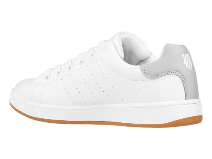 Tenis K-Swiss color blanco con detalle gris en el talón y suela de goma color café.