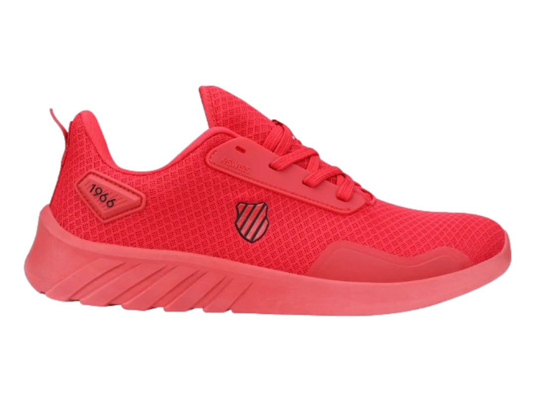 Tenis deportivos K-Swiss de color rojo con tejido de malla y suela gruesa.