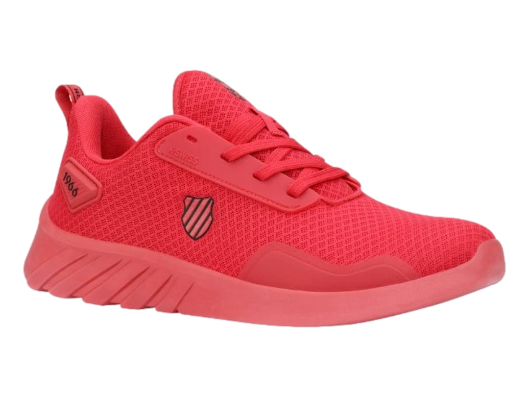 Tenis deportivos K-Swiss de color rojo con tejido de malla y suela gruesa.