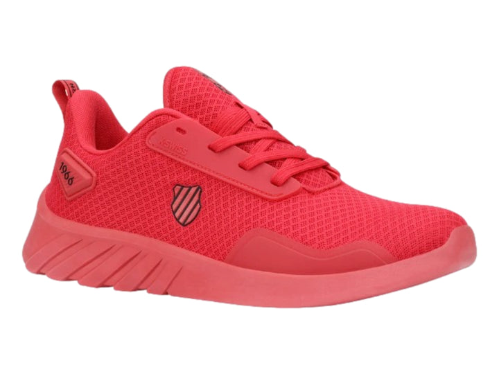 Tenis deportivos K-Swiss de color rojo con tejido de malla y suela gruesa.