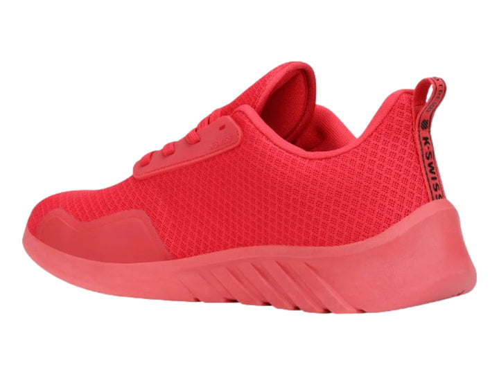 Tenis deportivos K-Swiss de color rojo con tejido de malla y suela gruesa.