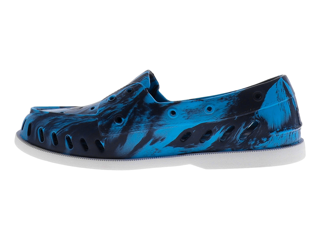 Zapato estilo clog Sperry azul marmoleado con suela blanca y perforaciones laterales.