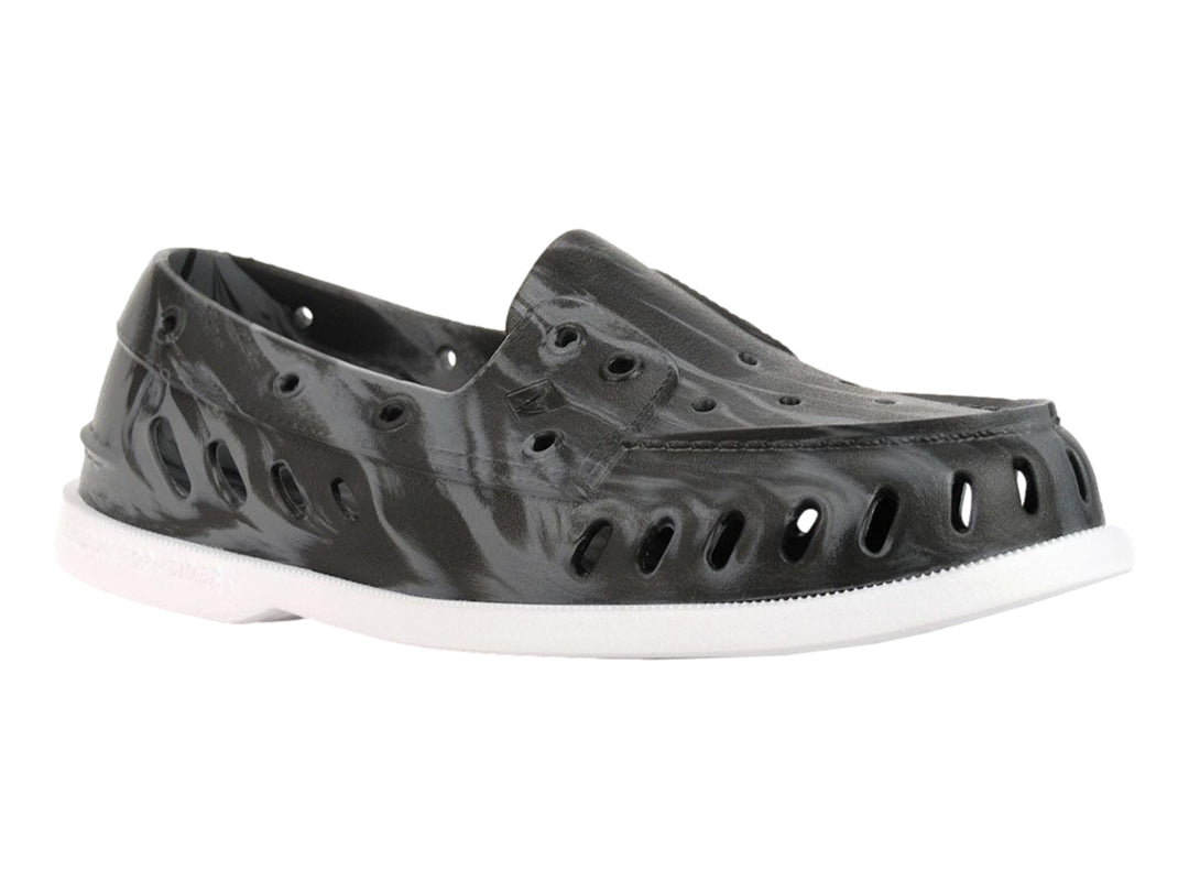 Zapato slip-on Sperry color negro marmoleado con suela blanca y perforaciones laterales.