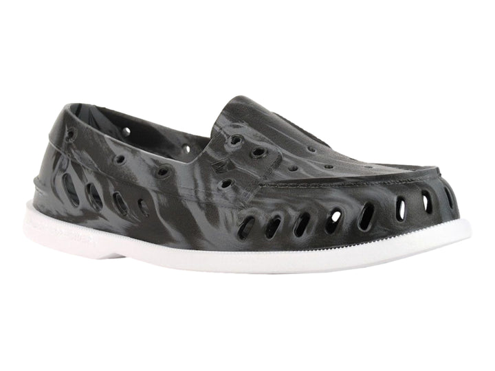 Zapato slip-on Sperry color negro marmoleado con suela blanca y perforaciones laterales.