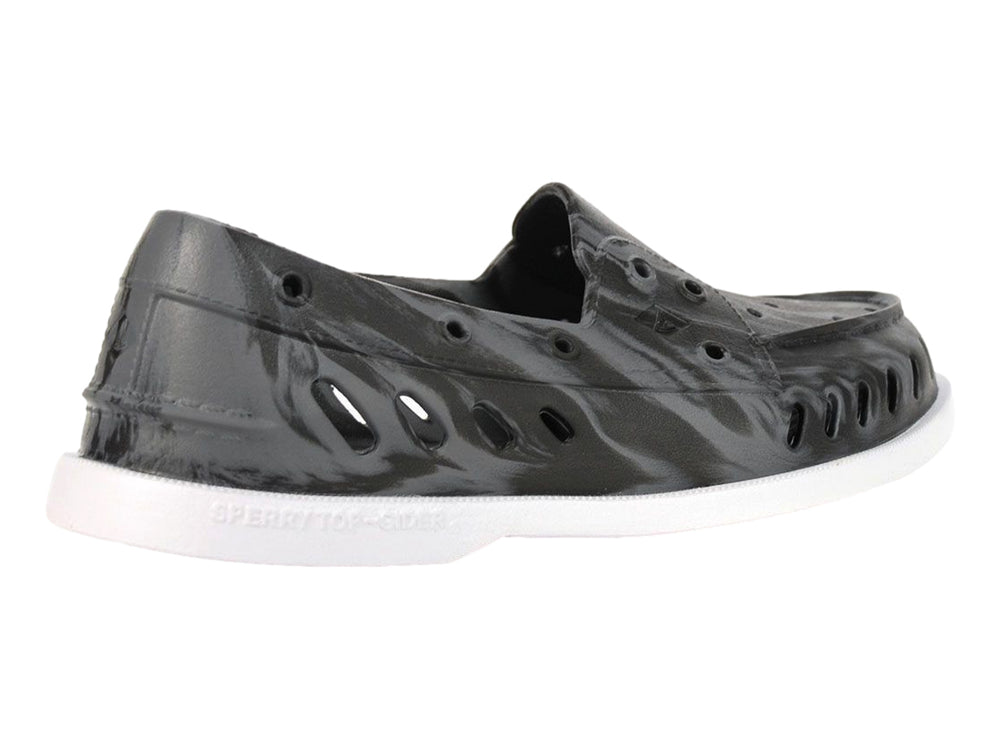 Zapato slip-on Sperry color negro marmoleado con suela blanca y perforaciones laterales.