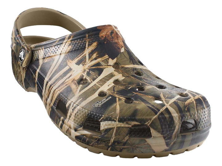 Zuecos Crocs Classic con estampado de camuflaje Realtree en tonos khaki y marrón.