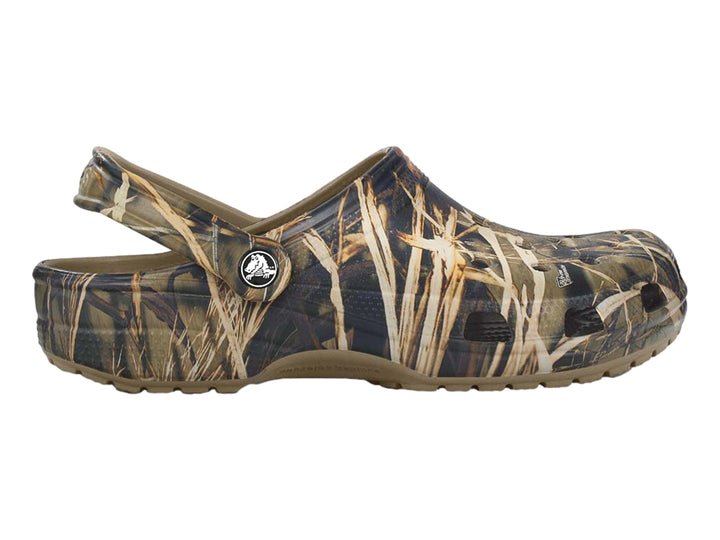 Zuecos Crocs Classic con estampado de camuflaje Realtree en tonos khaki y marrón.