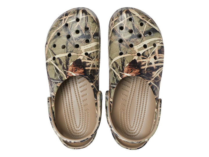 Zuecos Crocs Classic con estampado de camuflaje Realtree en tonos khaki y marrón.