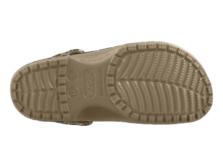 Zuecos Crocs Classic con estampado de camuflaje Realtree en tonos khaki y marrón.