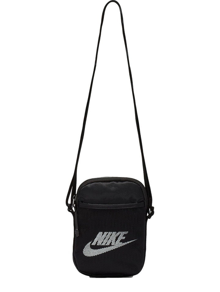 Bolso crossbody Nike negro con logotipo blanco frontal y correa larga.